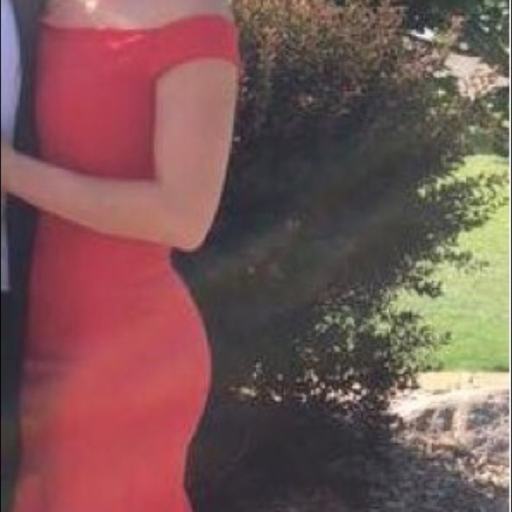 Red off the shoulder bodycon dress